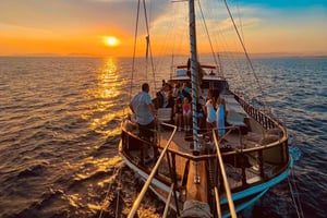 Atenas: cruzeiro de 3 horas ao pôr do sol com paragem para nadar, snacks e bebidas