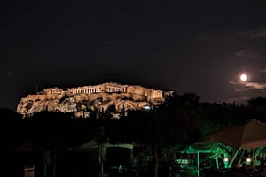 魅力的な夜のアテネウォーキングツアーとディナーをお楽しみください