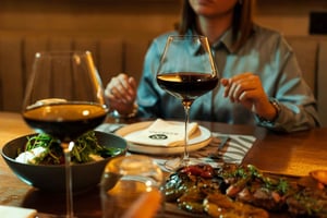 Atenas: comida mediterránea y cócteles en el elegante Barbaro.