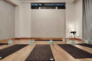 アテネ：朝のソフトヴィンヤサフローヨガ教室へようこそ