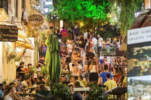 Atenas: passeio noturno a pé com guia local