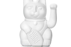 アテネ：猫カフェで自分だけの招き猫をペイント