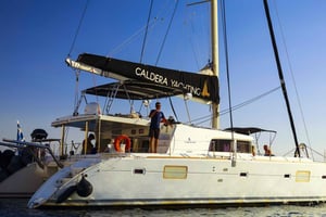 アテネ：カタマラン船プライベートクルーズ（BBQ、オープンバー、移動サービス付き）