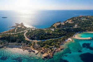 Athen: Rivieraflugt: Svøm i Vouliagmeni-søen og smovs på lokale lækkerier