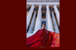 Фотосессия на Афинской Ривьере с возможностью аренды платья с эффектом полета