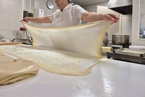 アテネ：観光客があまり訪れないエリアでのウォーキングツアーとグルメ体験をお楽しみください