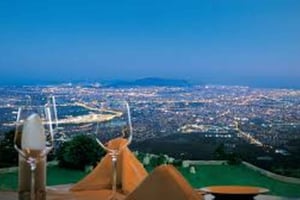 Casinooplevelse med en betagende udsigt over Athen