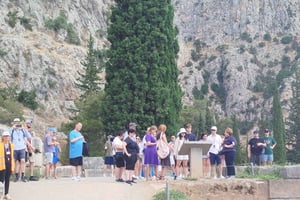 ガイド、チケット、宿泊、ホテル送迎付きのデルフィ2日ツアー