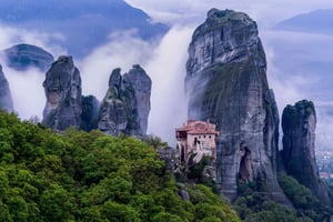 From Athens: 2 Days Meteora, Thermopylae & Delphi Tour