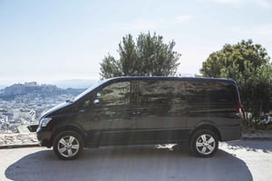Transfer in minivan tra l'aeroporto di Atene e il porto del Pireo