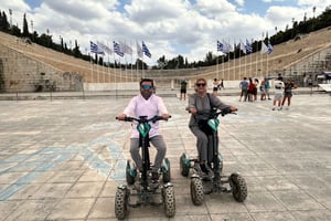 Tur på elektrisk firehjulet scooter i det moderne Athen