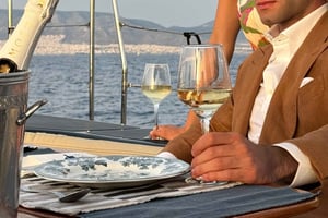 Experiência de navegação e gastronomia na Riviera Ateniense