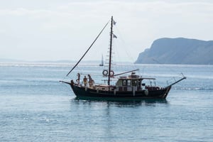 Cruzeiro ao pôr do sol na Riviera de Atenas – Meio dia de natação e churrasco a bordo