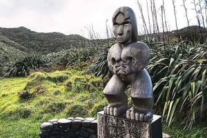 Auckland: Piha Beach, Rainforest, & Mount Eden Private Tour