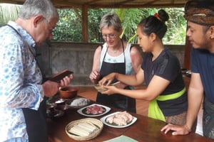 Bali : cours de cuisine balinaise et de canang sari avec prise en charge