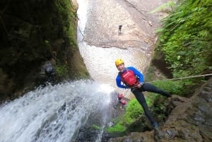 Bali: Canyoning-tur i Gitgit Canyon med frokost og lunsj