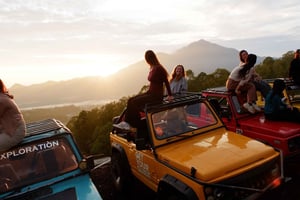 Bali/Monte Batur: tour guiado en jeep y quad por arena negra al amanecer