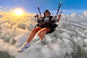 Bali: parapente com vistas da praia de Uluwatu e almoço