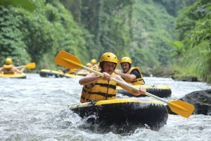 Bali: passeio de boia no rio e cachoeira Taman Beji Griya