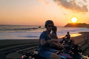 Bali: Auringonlaskun mönkijäretki rannalla, riisipelto ja kyläkierros, 2 tuntia