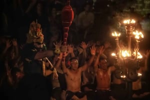 Tradisjonell kecak-ilddans og nattmarkedstur på Bali