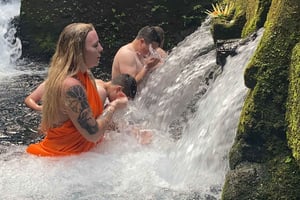 Bali Traditionelle schamanische Heilung und Wasserreinigung