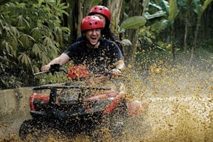 バリ島：ウブドで四輪バギーアドベンチャー＆ホワイトウォーターラフティングのプライベートツアーをお楽しみください