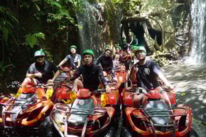 バリ島：ウブドで四輪バギーアドベンチャー（ドラゴンの洞窟とランチ付き）