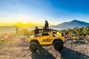 Mont Batur en Jeep au lever du soleil et source chaude (tout compris)