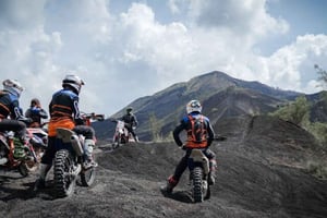 Mount Batur: Sunrise Dirt Bike Trek z wyszkolonymi kierowcami