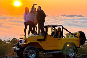 Mont Batur en Jeep à l'aube, lave noire et photographe