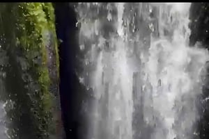 Wodospad Taman Beji Griya i rytuał Melukat