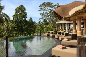 Ubud: Aura Bar Drink & Poolzugang mit Blick auf das Reisfeld E-Voucher