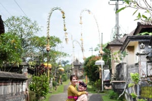 Ubud: el pueblo tradicional de Delodsema con traje balinés