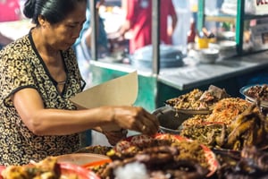 Ubud: Gianyar Night Market Food Tour with up to 17+ Tastings