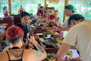Ubud: Raccolta della fattoria biologica, lezione di cucina a Bali da Pemulan