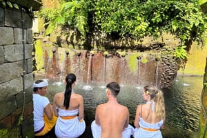 Ubud: yoga al amanecer y bendición en una cascada