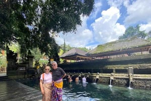 Ubud: tour en bici eléctrica por el templo de Tirta Empul con almuerzo