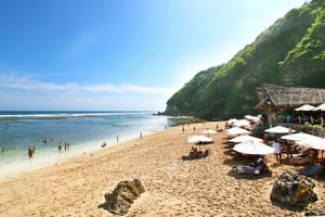 ウルワツ：ビーチクラブと崖の上のプライベートバー巡りツアー