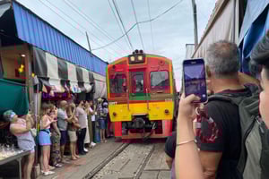 Bangkok: Amphawa flytande marknad, tågmarknad och båttur med eldflugor