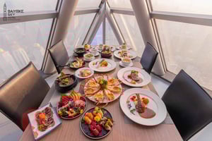 Bangkok: Baiyoken illallisbuffet Bangkok Balcony 81. kerroksen sisätiloissa