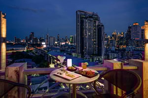 Bangkokissa: Barracuda Rooftop Bar Akara Hotel