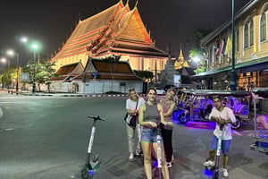 Bangkok på natten med elscooter och/eller cykel