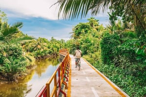 バンコク：クロン トゥーイ市場とバーンカチャオ島の自転車ツアー