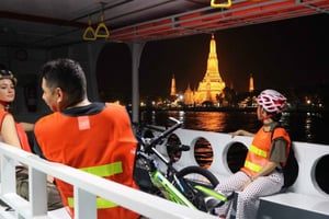 Bangkok: Giro notturno in bicicletta e cena in un ristorante locale
