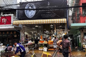 Bangkok's Riverside Cultural Walk: Wat Pho & Wat Arun