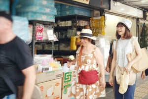 Spis gademad og drik som en lokal i Bangkok