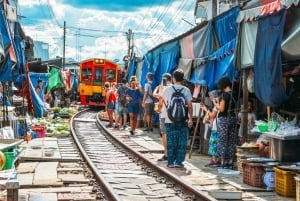 Bangkok: Maeklong Railway & Amphawa Floating Market Day Trip