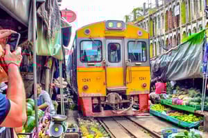 バンコク発：市場とアユタヤ ツアー