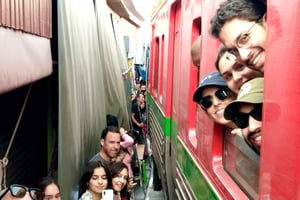 Vanuit Bangkok: Drijvende & Spoorweg Markten Tour & Kokosnoot boerderij